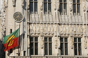 FACADE SCULPTEE ET SES STATUES DE PIERRE, HOTEL DE VILLE ET DRAPEAU AUX COULEURS DE LA VILLE, GRAND PLACE, BRUXELLES, BELGIQUE 