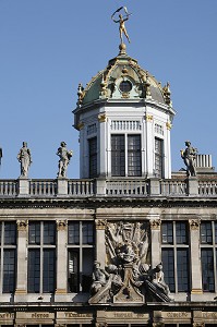 DOME OCTOGONAL EN CUIVRE COURONNE PAR UNE FIGURE DANSANTE, MAISON DES BOULANGERS AUSSI APPELEE 'LE ROI D'ESPAGNE', BRUXELLES, BELGIQUE 