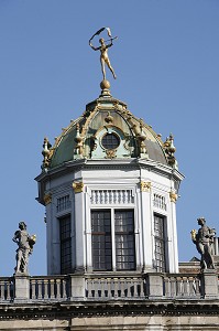 DOME OCTOGONAL EN CUIVRE COURONNE PAR UNE FIGURE DANSANTE, MAISON DES BOULANGERS AUSSI APPELEE 'LE ROI D'ESPAGNE', BRUXELLES, BELGIQUE 