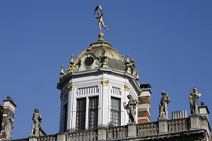 DOME OCTOGONAL EN CUIVRE COURONNE PAR UNE FIGURE DANSANTE, MAISON DES BOULANGERS AUSSI APPELEE 'LE ROI D'ESPAGNE', BRUXELLES, BELGIQUE 