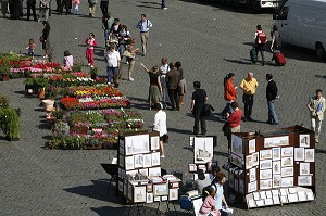 MARCHE AUX FLEURS ET VENDEURS D'AFFICHES, GRAND PLACE, BRUXELLES, BELGIQUE 