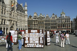 VENDEURS D'AFFICHES, HOTEL DE VILLE, GRAND PLACE, BRUXELLES, BELGIQUE 