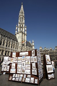 VENDEURS D'AFFICHES, HOTEL DE VILLE, GRAND PLACE, BRUXELLES, BELGIQUE 