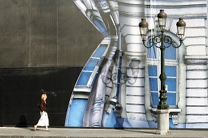 BACHE REPRESENTANT UNE OEUVRE DE MAGRITTE, DEVANT LE MUSEE MAGRITTE, BRUXELLES, BELGIQUE 