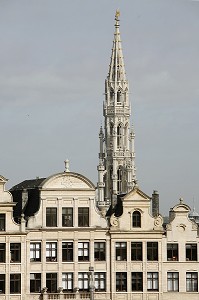 FACADE D'IMMEUBLE CENTRE HISTORIQUE ET LA FLECHE DE L'HOTEL DE VILLE, BRUXELLES, BELGIQUE 