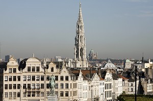 PLACE DE L'ALBERTINE, STATUE EQUESTRE, FACADES DE MAISONS TRADITIONNELLES ET FLECHE DE L'HOTEL DE VILLE ET BASILIQUE NATIONALE DU SACRE COEUR EN ARRIERE PLAN, BRUXELLES, BELGIQUE 