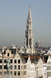 PLACE DE L'ALBERTINE, STATUE EQUESTRE, FACADES DE MAISONS TRADITIONNELLES ET FLECHE DE L'HOTEL DE VILLE ET BASILIQUE NATIONALE DU SACRE COEUR EN ARRIERE PLAN, BRUXELLES, BELGIQUE 