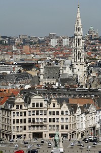 PLACE DE L'ALBERTINE, STATUE EQUESTRE, FACADES DE MAISONS TRADITIONNELLES ET FLECHE DE L'HOTEL DE VILLE ET BASILIQUE NATIONALE DU SACRE COEUR EN ARRIERE PLAN, BRUXELLES, BELGIQUE 