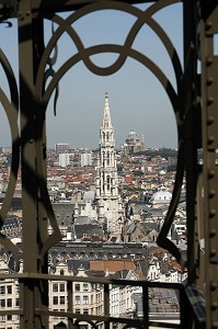 PLACE DE L'ALBERTINE, STATUE EQUESTRE, FACADES DE MAISONS TRADITIONNELLES ET FLECHE DE L'HOTEL DE VILLE ET BASILIQUE NATIONALE DU SACRE COEUR EN ARRIERE PLAN, BRUXELLES, BELGIQUE 