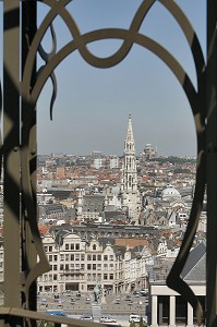 PLACE DE L'ALBERTINE, STATUE EQUESTRE, FACADES DE MAISONS TRADITIONNELLES ET FLECHE DE L'HOTEL DE VILLE ET BASILIQUE NATIONALE DU SACRE COEUR EN ARRIERE PLAN, BRUXELLES, BELGIQUE 