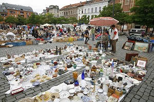 MARCHE AUX PUCES QUOTIDIEN, BROCANTE, PLACE DU JEU DE BALLE, QUARTIER LES MAROLLES, BRUXELLES, BELGIQUE 