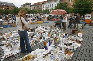 MARCHE AUX PUCES QUOTIDIEN, BROCANTE, PLACE DU JEU DE BALLE, QUARTIER LES MAROLLES, BRUXELLES, BELGIQUE 