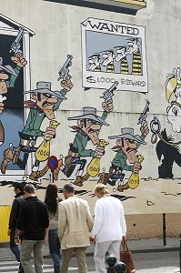 RUE DE LA BUANDERIE, MUR PEINT REPRESENTANT LUCKY LUKE ET LES DALTONS. LA BD DANS LA VILLE DE BRUXELLES, FRESQUE MURALE PAR LES DESSINATEURS DE BD, BRUXELLES, BELGIQUE 