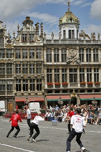 DEMONSTRATION DE BALLE PELOTE (EN NEERLANDAIS: KAATSEN), GRAND PLACE, BRUXELLES, BELGIQUE 
