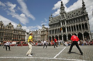 DEMONSTRATION DE BALLE PELOTE (EN NEERLANDAIS: KAATSEN), GRAND PLACE, BRUXELLES, BELGIQUE 