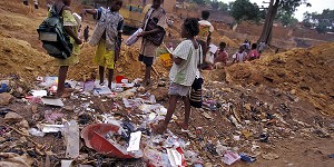 ENFANTS QUI RECUPERENT DES OBJETS DANS UNE DECHARGE A CIEL OUVERT A BOBO-DIOULASSO, BURKINA FASO 