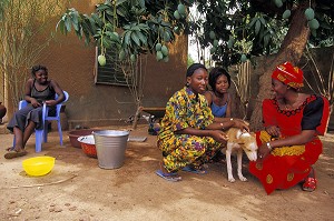 FEMMES ET ENFANTS DANS LA COUR DE LEUR MAISON, HABITAT LOCAL, BOBO-DIOULASSO, BURKINA FASO 