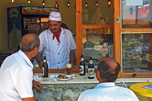 GENS PRENANT UN REPAS DANS UN BAR DE NESEBAR, VILLE CLASSEE AU PATRIMOINE DE L'UNESCO, BULGARIE, EUROPE 