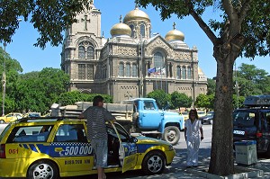 CHAUFFEUR DE TAXI DEVANT LA CATHEDRALE NOTRE DAME DE L'ASSOMPTION, MER NOIRE, VARNA, BULGARIE, EUROPE 