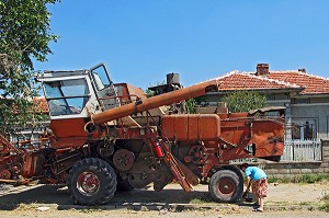 NETTOYAGE DE LA MOISSONNEUSE BATTEUSE, REGION D'ANTONOVO, BULGARIE, EUROPE