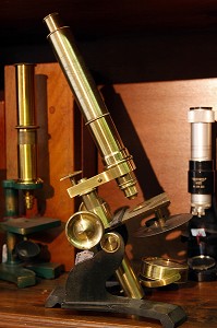 MICROSCOPE ANCIEN, ANTIQUAIRE 'ANTIQUITES SCIENTIFIQUES', GENEVE, SUISSE 