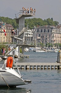 BAIGNADE ET DETENTE AU PLONGEOIR DES BAINS DES PAQUIS DANS LA RADE DE GENEVE SUR LE LAC LEMAN, SUISSE 