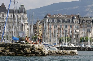BAIGNADE ET DETENTE SUR LE PORT DE PLAISANCE DANS LA RADE DE GENEVE SUR LE LAC LEMAN, SUISSE 