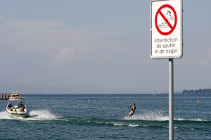 SKI NAUTIQUE SUR LE LAC LEMAN DANS LA RADE DE GENEVE, SUISSE 