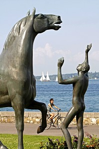 SCULPTURE DE 'L'ADOLESCENT ET LE CHEVAL ' D'HEINZ SCHWARTZ SCULPTEUR SUISSE, QUAI WILSON, GENEVE, SUISSE 