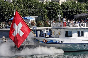 BATEAU DE CROISIERE SUR LE LAC LEMAN DEVANT LA VILLE DE GENEVE, SUISSE 