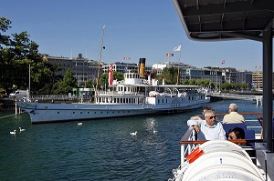 VISITE EN BATEAU DE CROISIERE SUR LE LAC LEMAN DEVANT LA VILLE DE GENEVE, SUISSE 