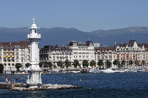 BAIGNADE ET DETENTE DEVANT LE PHARE BLANC DES BAINS DES PAQUIS DANS LA RADE DE GENEVE SUR LE LAC LEMAN, SUISSE 