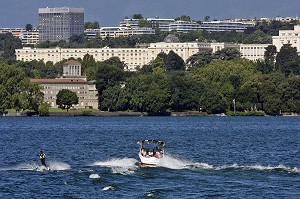 SKI NAUTIQUE SUR LE LAC LEMAN DEVANT LE PALAIS DE NATIONS (ONU, ORGANISATION DES NATIONS UNIES), GENEVE, SUISSE 