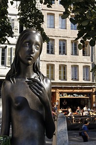 STATUE DE FEMME AU SEIN NU DEVANT LE CAFE DE BOURG DE FOUR, PLACE DU BOURG-DE-FOUR, GENEVE, SUISSE 