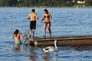 BAIGNADE ET DETENTE SUR LA PLAGE DES BAINS DES PAQUIS SUR LE LAC LEMAN, GENEVE, SUISSE 