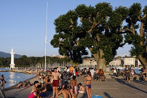 BAIGNADE ET DETENTE SUR LA PLAGE DES BAINS DES PAQUIS SUR LE LAC LEMAN, GENEVE, SUISSE 
