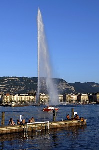 BAIGNADE ET DETENTE SUR LA PLAGE DES BAINS DES PAQUIS ET LE JET D'EAU SYMBOLE DE LA VILLE DANS LA RADE DE GENEVE, SUISSE SUR LE LAC LEMAN 