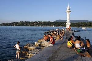 BAIGNADE ET DETENTE DEVANT LE PHARE BLANC DES BAINS DES PAQUIS DANS LA RADE DE GENEVE, SUISSE SUR LE LAC LEMAN 