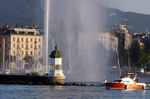 PETIT PHARE ET LE JET D'EAU SYMBOLE DE LA VILLE DANS LA RADE DE GENEVE, SUISSE SUR LE LAC LEMAN 