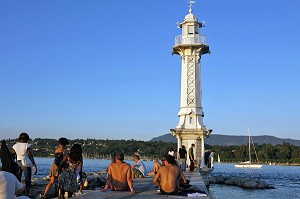 BAIGNADE ET DETENTE DEVANT LE PHARE BLANC DES BAINS DES PAQUIS DANS LA RADE DE GENEVE SUR LE LAC LEMAN, SUISSE 