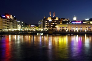 VUE NOCTURNE DE LA VILLE PRISE DU PONT DES BERGUES, GENEVE, SUISSE 