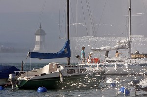 JEU DE REFLET SUR LE PORT DE PLAISANCE DE LA VILLE DE GENEVE, SUISSE, LAC LEMAN 