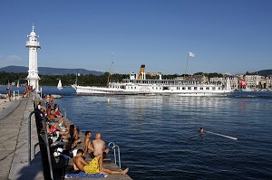 BAIGNADE ET DETENTE DEVANT LE PHARE BLANC DES BAINS DES PAQUIS DANS LA RADE DE GENEVE, SUISSE SUR LE LAC LEMAN 