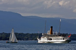 BATEAU DE CROISIERE ET VOILIER SUR LE LAC LEMAN, GENEVE, SUISSE 