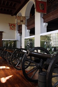 CANONS ALIGNES, SALLE DES ARMES ET DES ARMURES, MUSEE D'ART ET D'HISTOIRE, GENEVE, SUISSE 