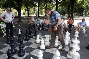 PARTIE D'ECHECS SUR UN ECHIQUIER GEANT, PARC DES BASTIONS, GENEVE, SUISSE 