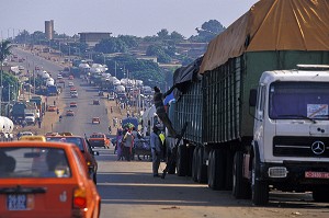 TRAFIC ROUTIER SUR LA ROUTE BURKINA FASO, BOUAKE, COTE D'IVOIRE 
