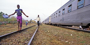 ENFANTS JOUANT SUR LA VOIE DE CHEMIN DE FER A LA FRONTIERE ENTRE LA COTE D'IVOIRE ET LE BURKINA FASO 