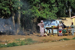 VENTE DE FRUITS ET LEGUMES AU BORD DE LA ROUTE PRES DOEUNE CABINE TELEPHONIQUE TRADITIONNELLE, ABIDJAN, COTE D'IVOIRE 