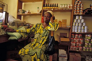 COMMERCANTE DANS SON MAGASIN, ABIDJAN, COTE D'IVOIRE 